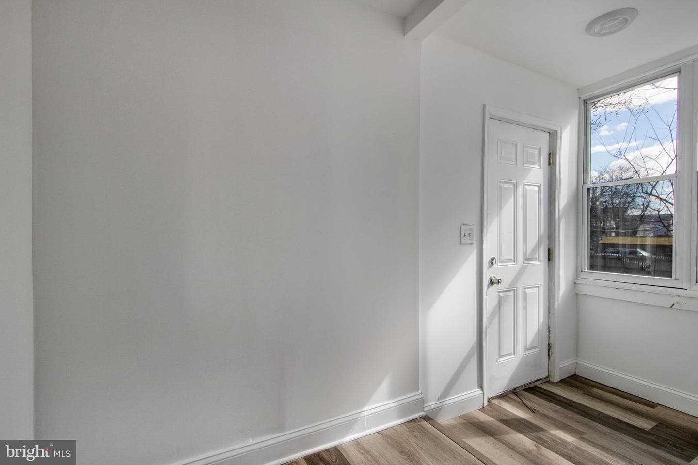 5327 Hamlin Avenue photo 22