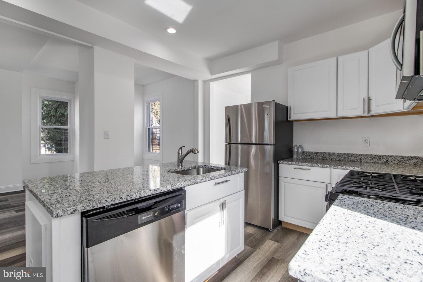 5327 Hamlin Avenue photo 30