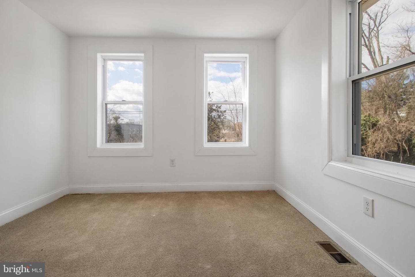 5327 Hamlin Avenue photo 6