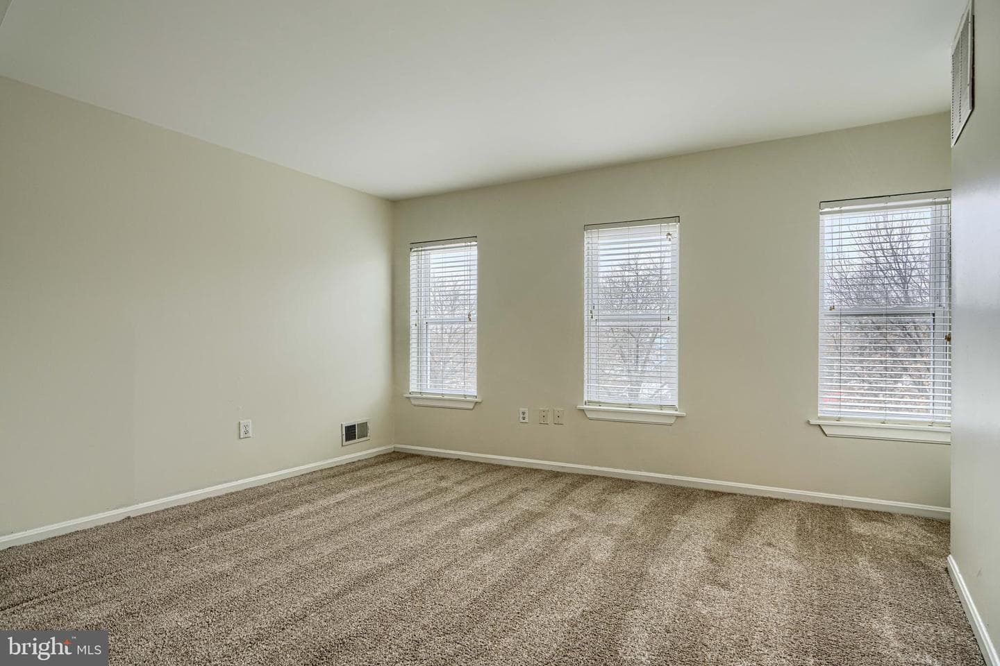 327 S Fremont Avenue photo 33
