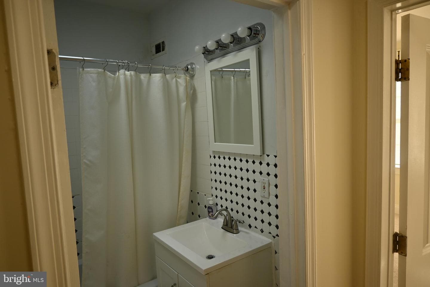 3613 Greenmount Avenue photo 23