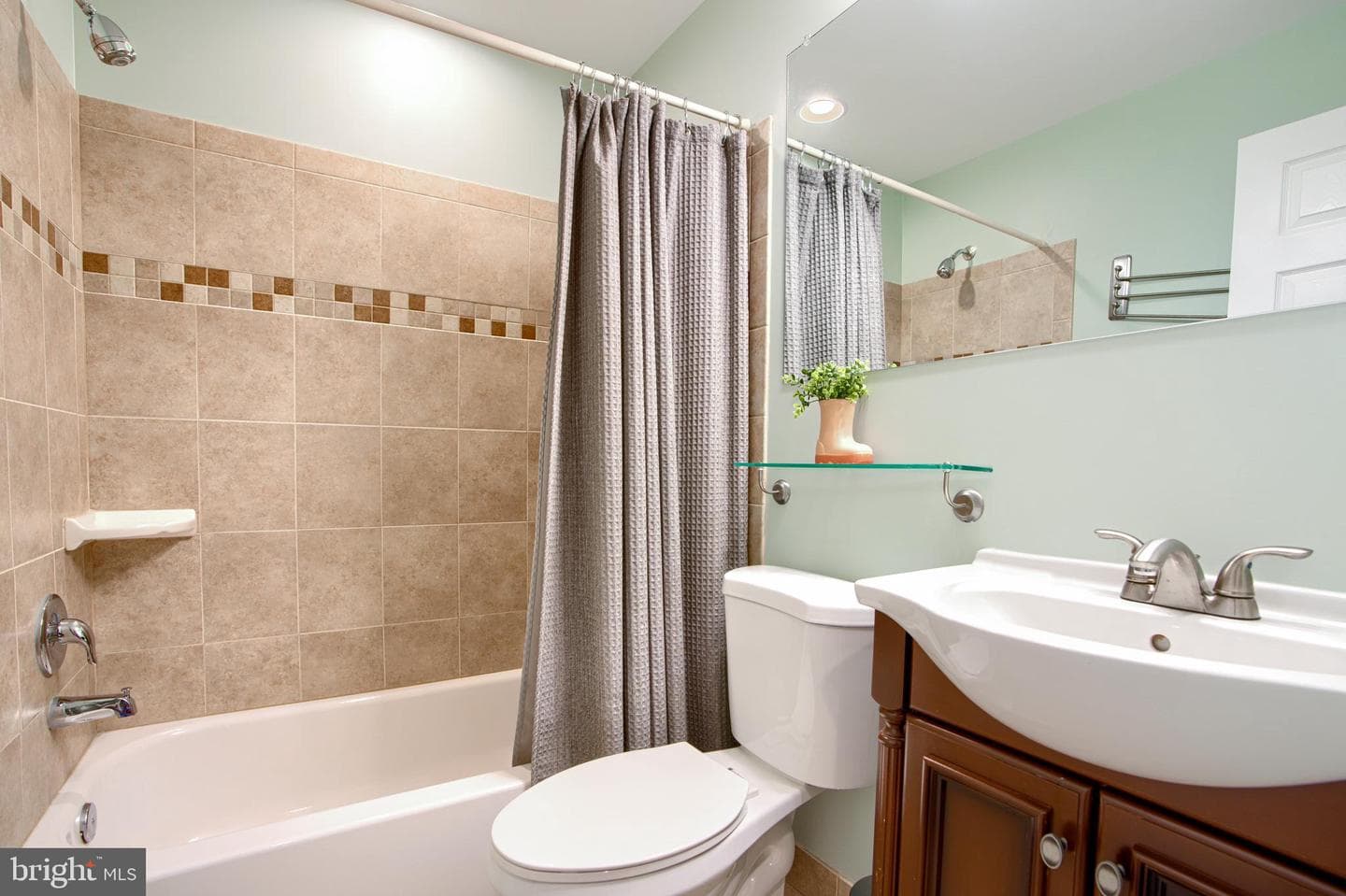 1446 Andre Street photo 18