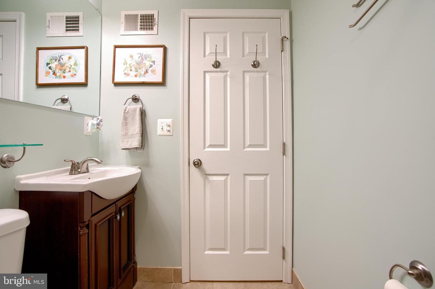 1446 Andre Street photo 20