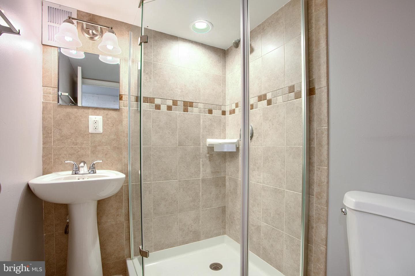 1446 Andre Street photo 33