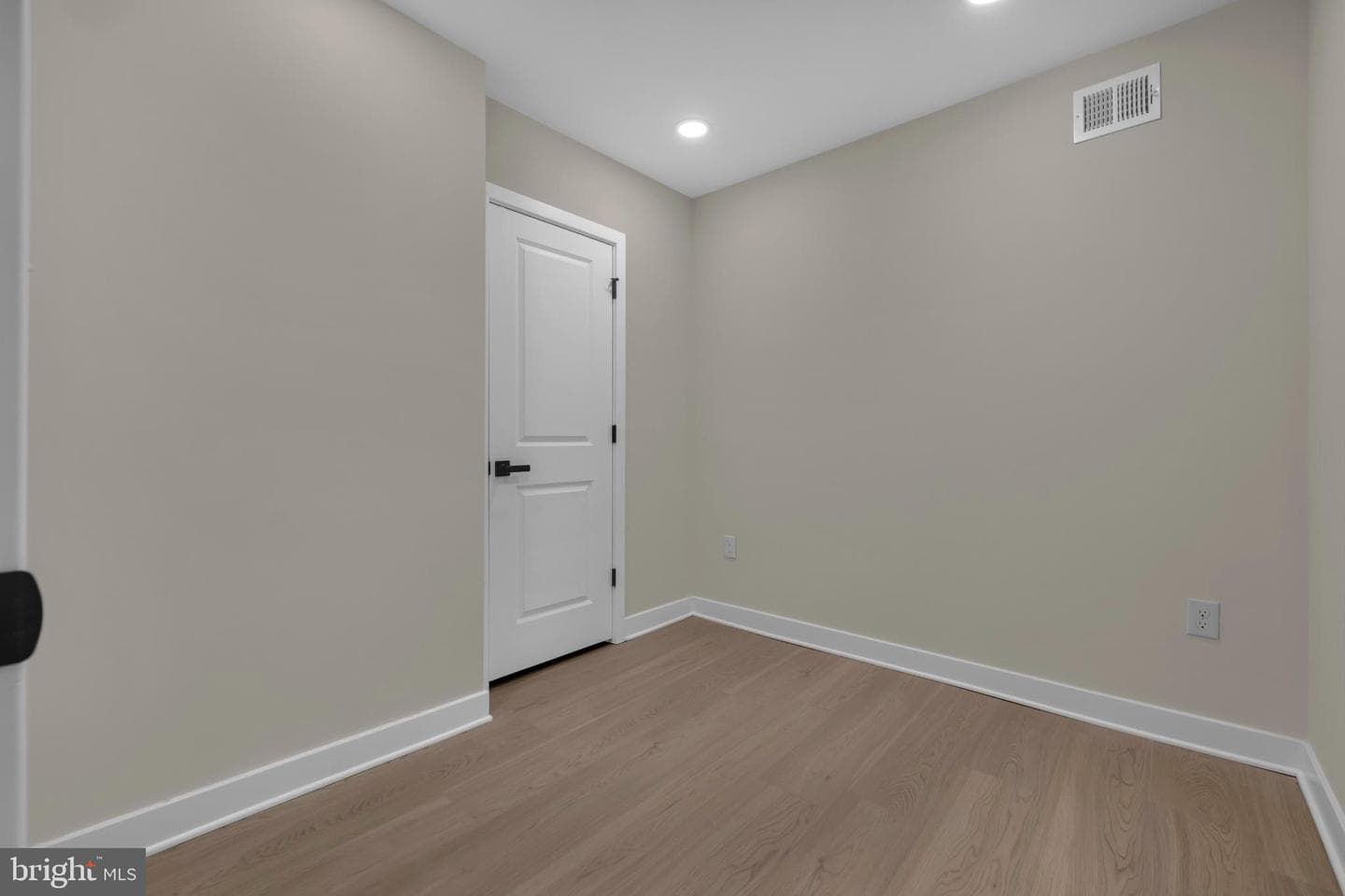 2418 E Chase Street photo 14