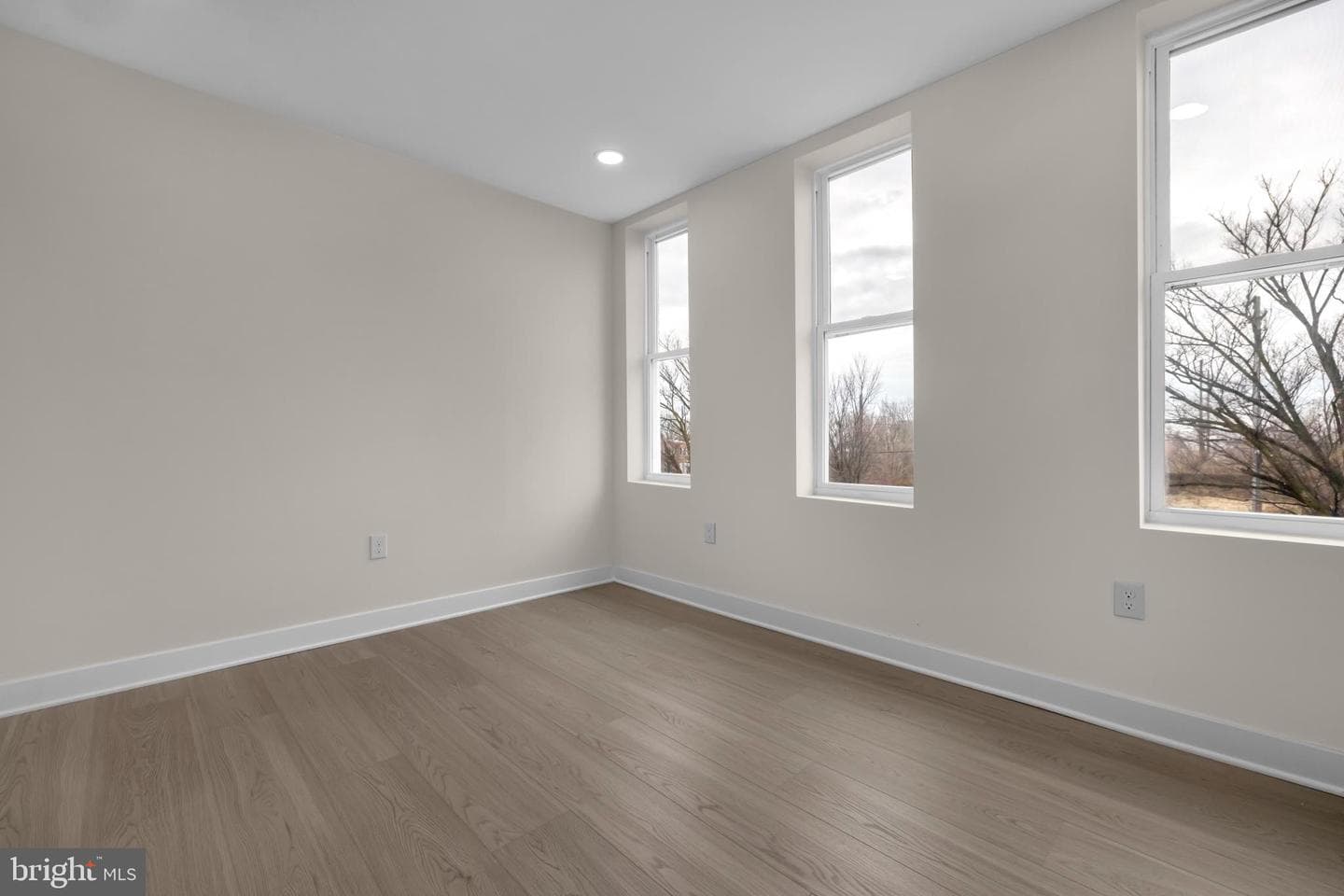 2418 E Chase Street photo 17