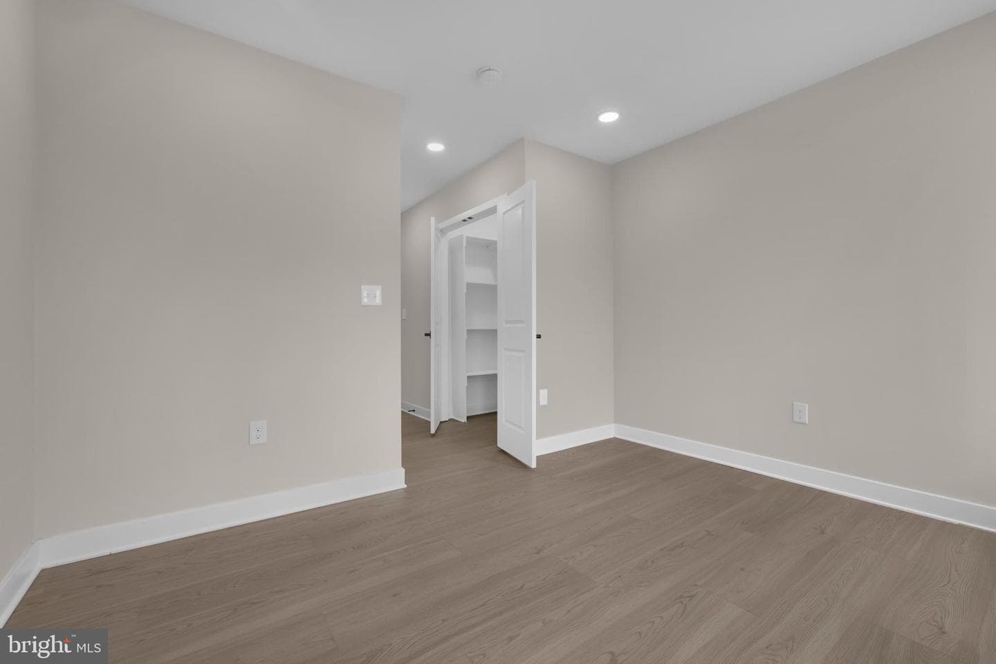 2418 E Chase Street photo 24