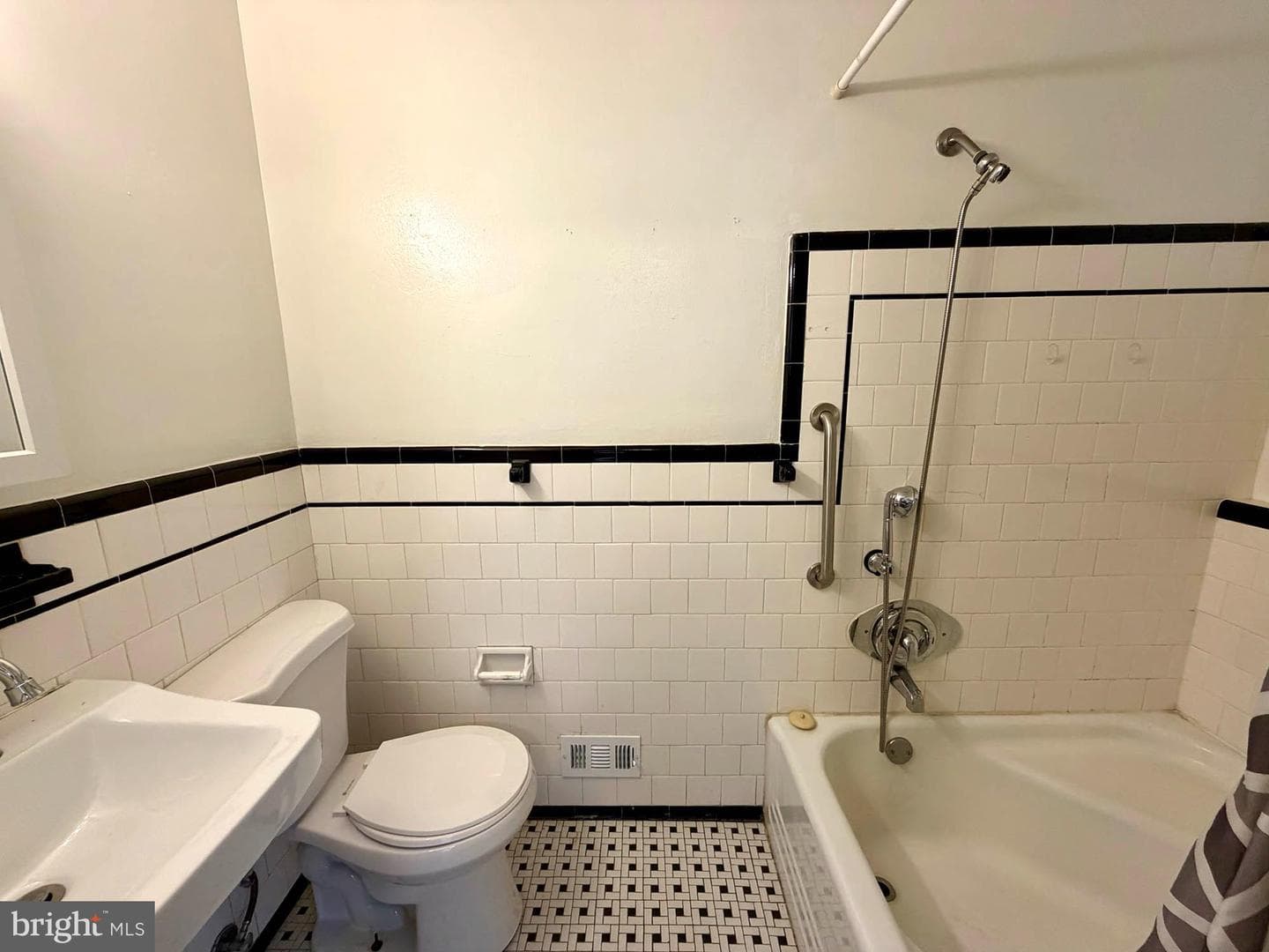 1200 Woodbourne Avenue photo 10