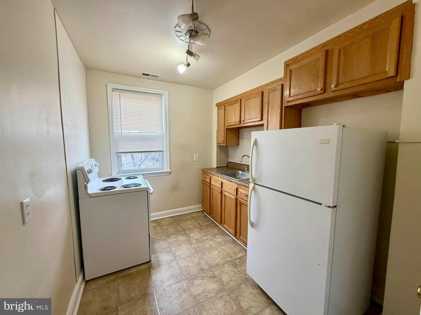 1200 Woodbourne Avenue photo 16
