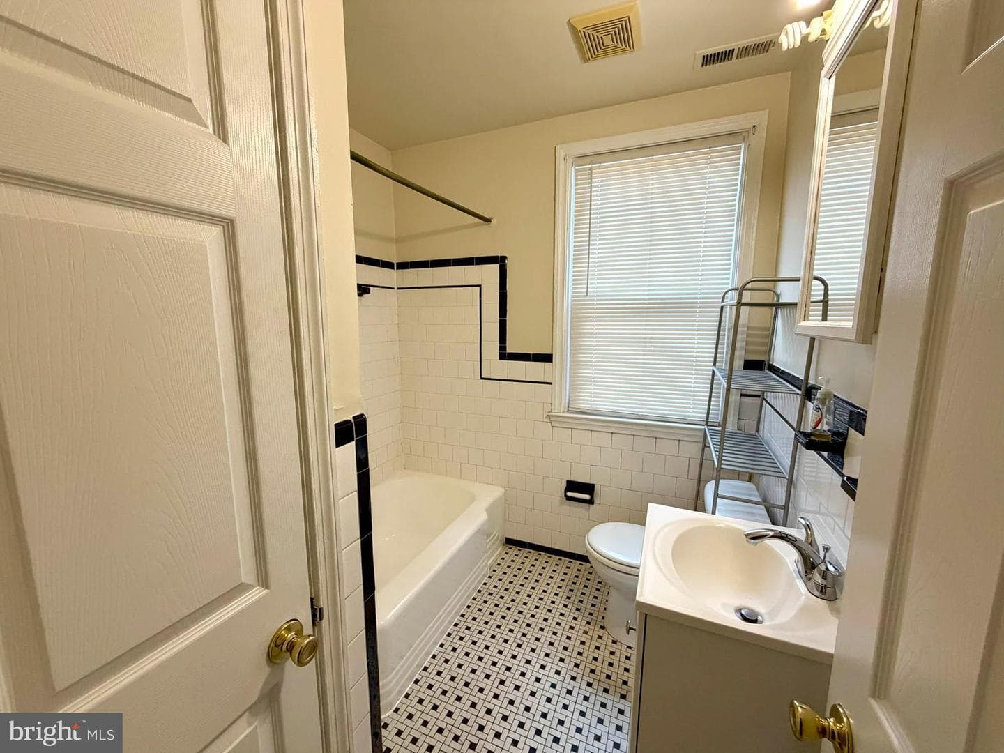 1200 Woodbourne Avenue photo 18