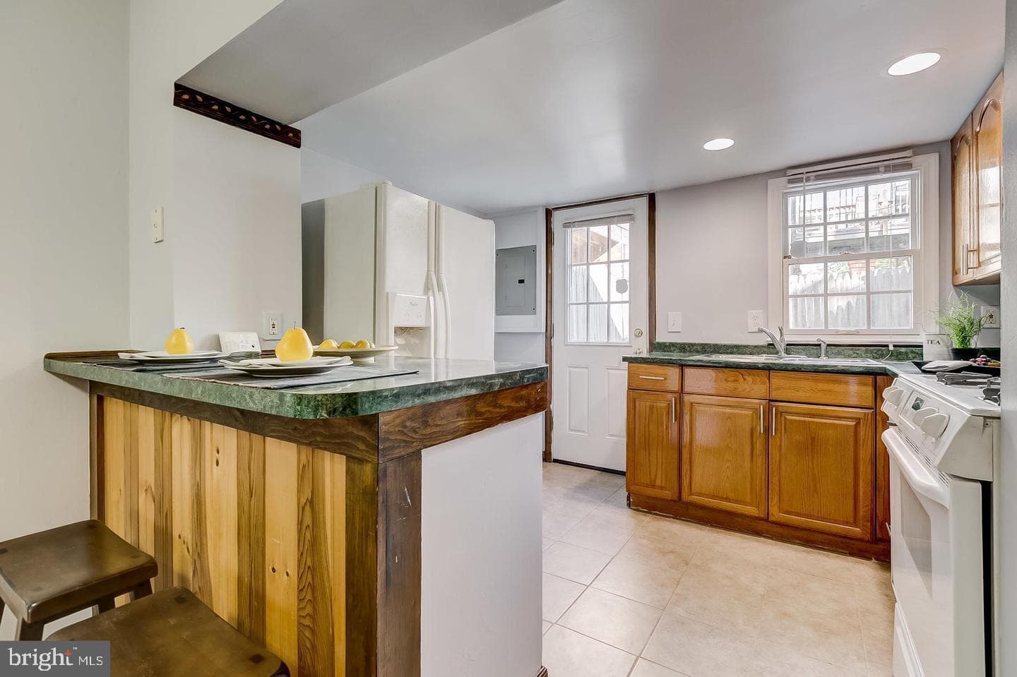 232 E Barney Street photo 10