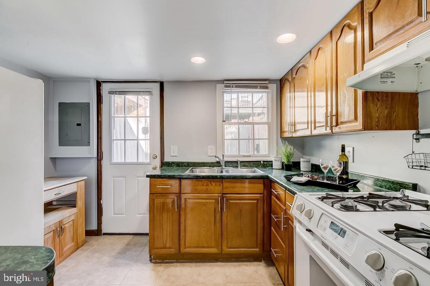 232 E Barney Street photo 11
