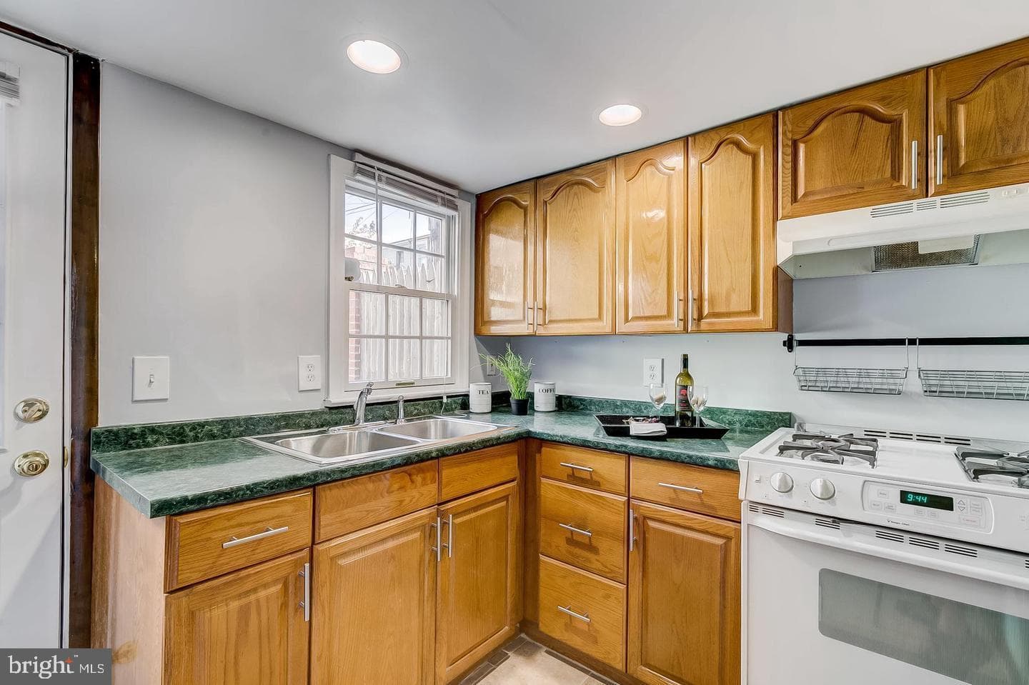 232 E Barney Street photo 12