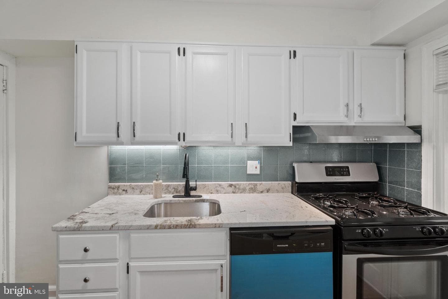 4345 Newport Avenue photo 9