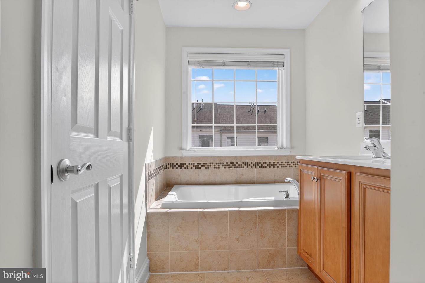 877 Ryan Street photo 10