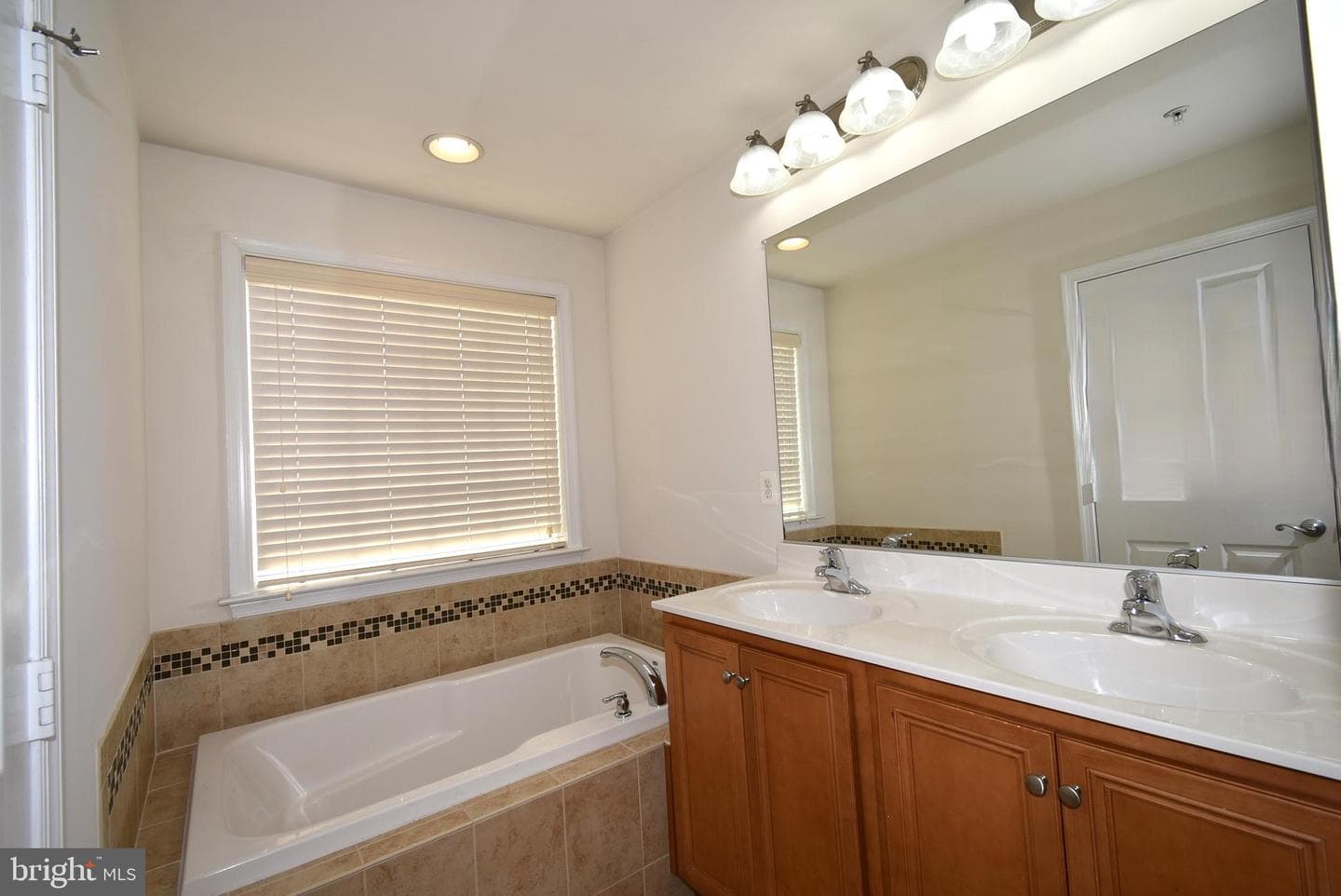 877 Ryan Street photo 11