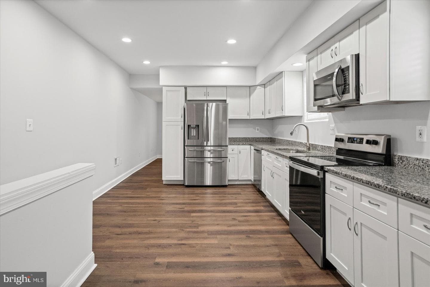 3201 E Fairmount Avenue photo 9
