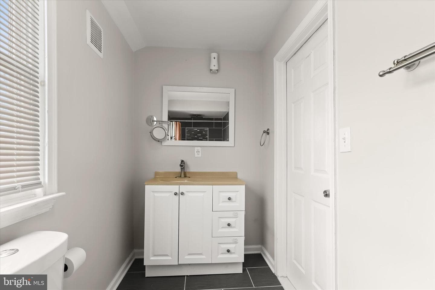 2207 Woodbourne Avenue photo 32