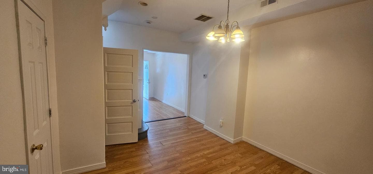 2548 Oswego Avenue photo 4