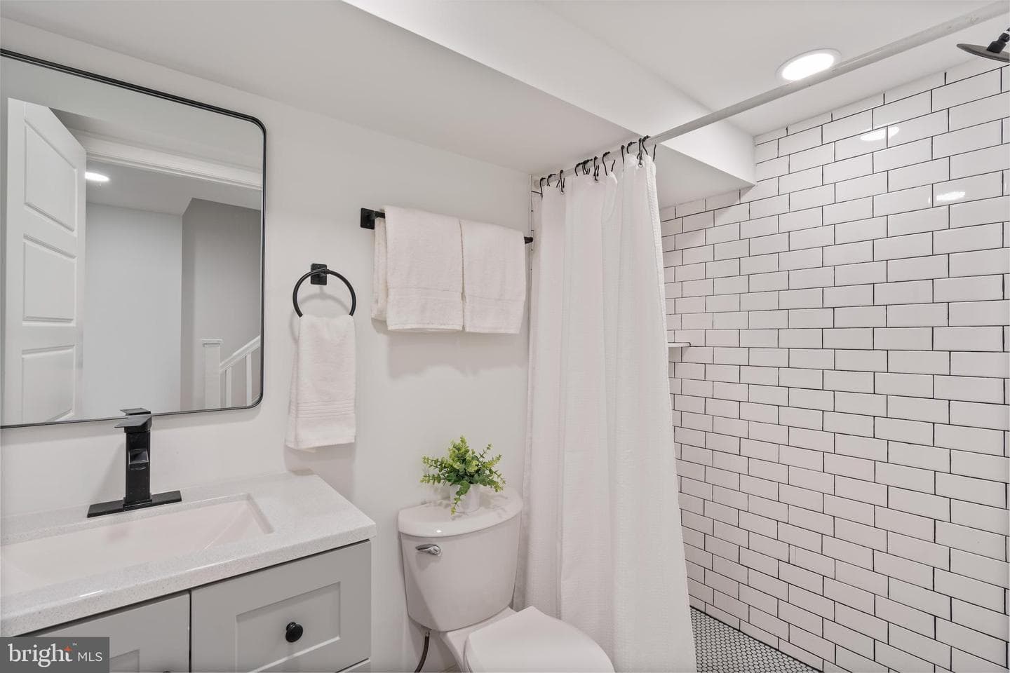 1352 Andre Street photo 20
