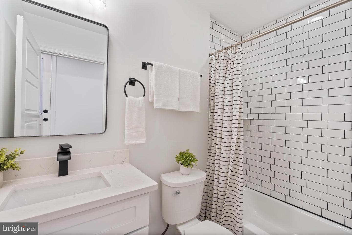 1352 Andre Street photo 30