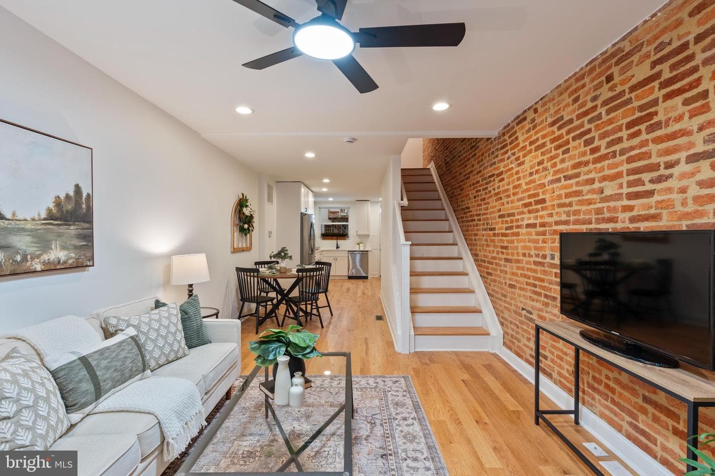 1352 Andre Street photo 4