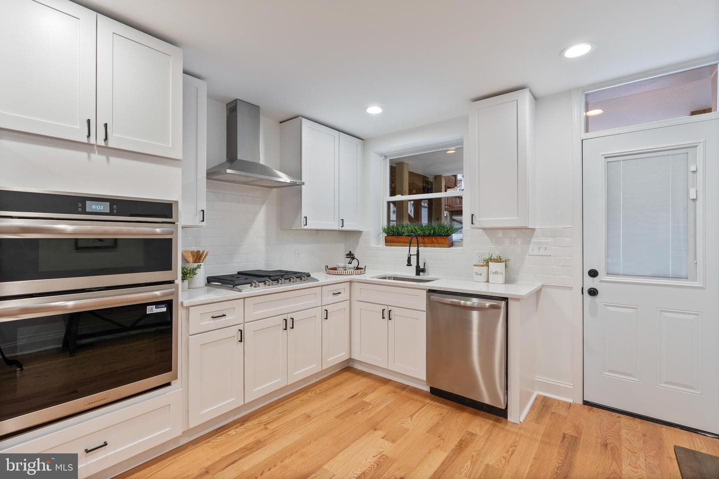 1352 Andre Street photo 7