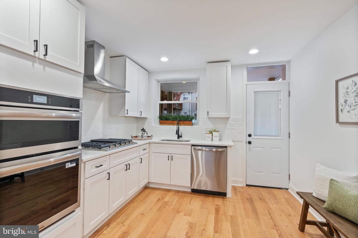 1352 Andre Street photo 8
