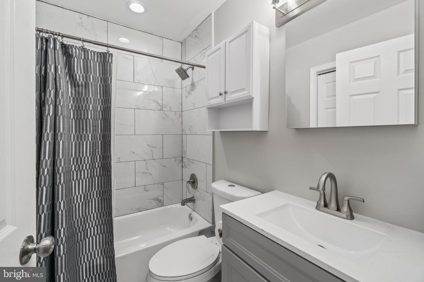 2225 E Chase Street photo 9