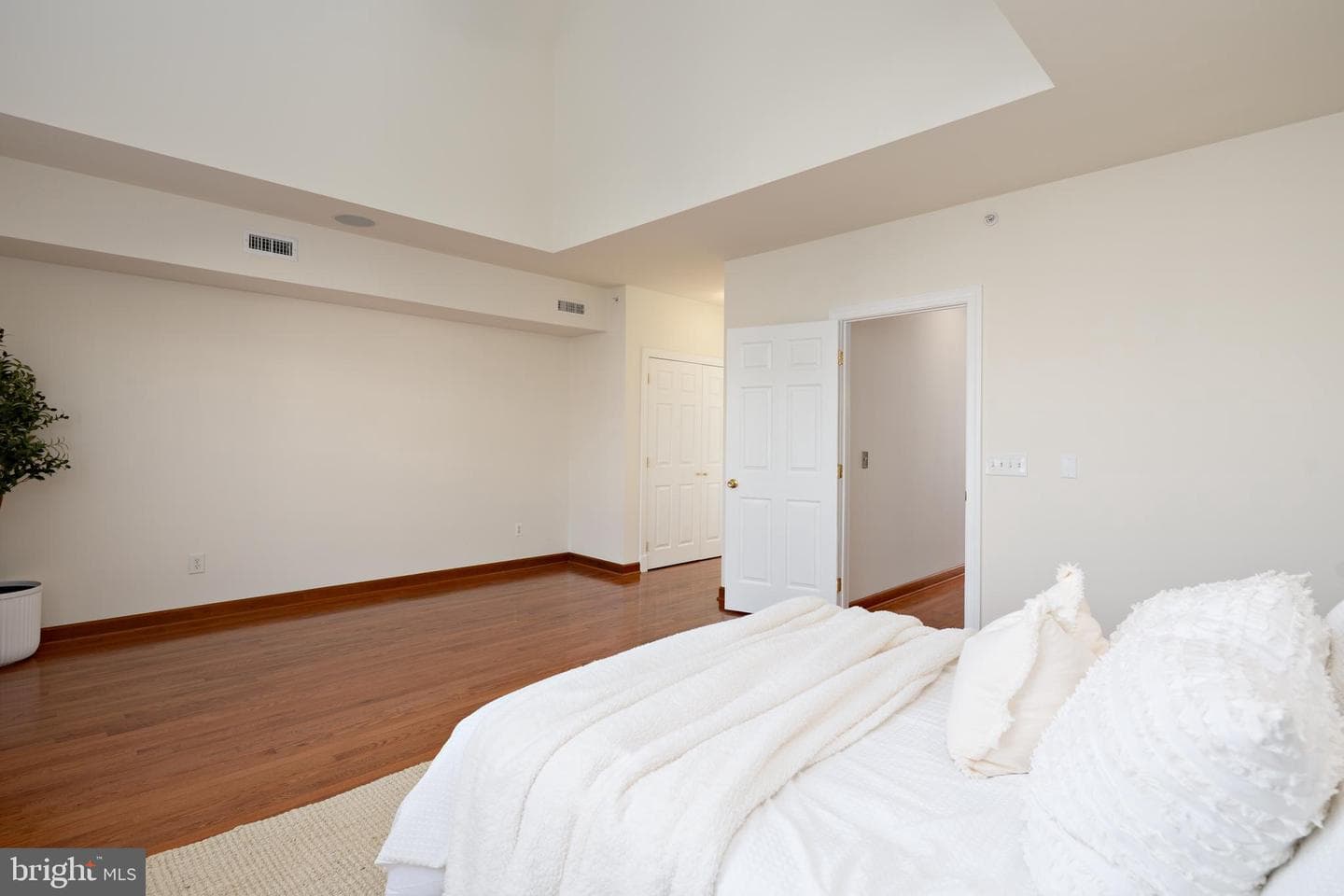 2349 Cambridge Walk photo 32