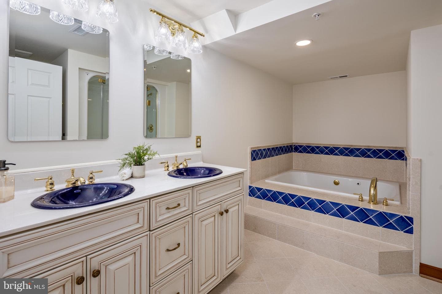 2349 Cambridge Walk photo 34