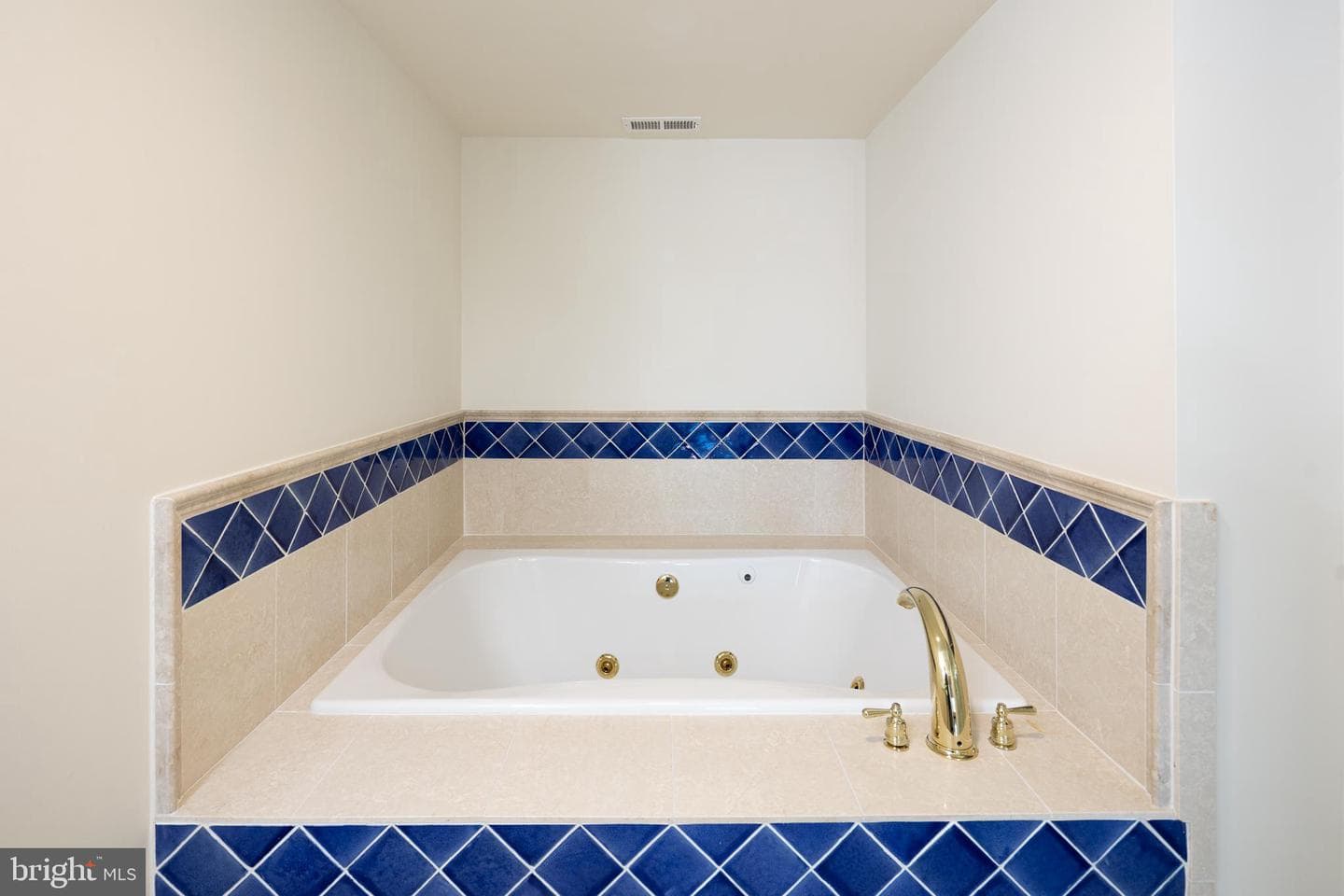 2349 Cambridge Walk photo 36