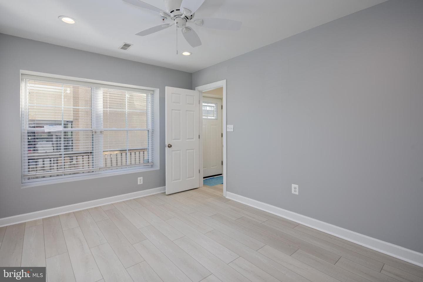 2349 Cambridge Walk photo 5