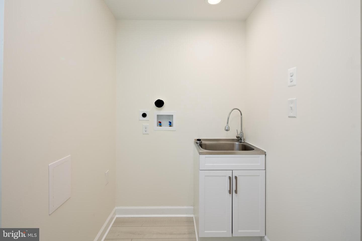 2349 Cambridge Walk photo 9