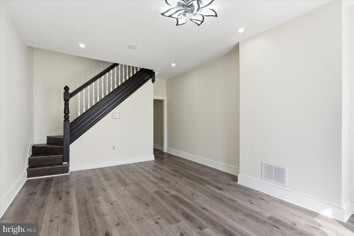1622 E Lanvale Street photo 3
