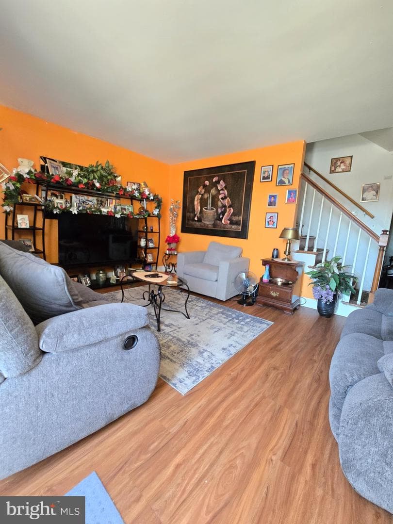 708 Woodington Road S photo 3