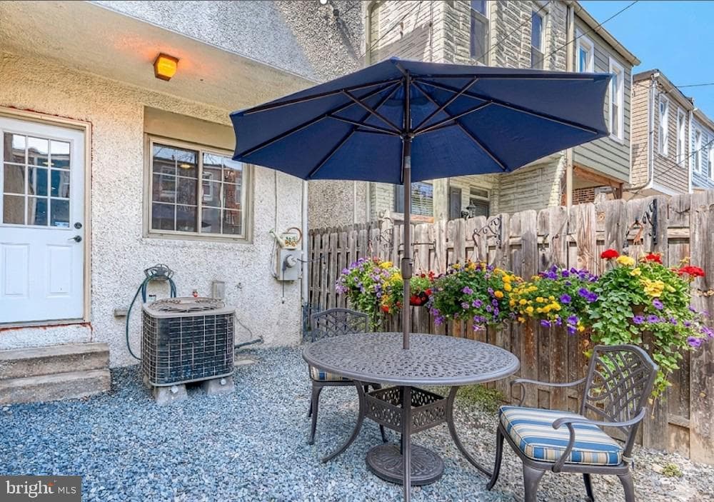 135 W Ostend Street photo 16