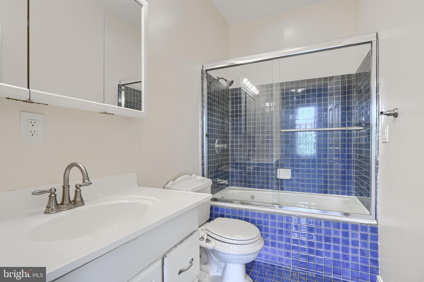 135 W Ostend Street photo 22