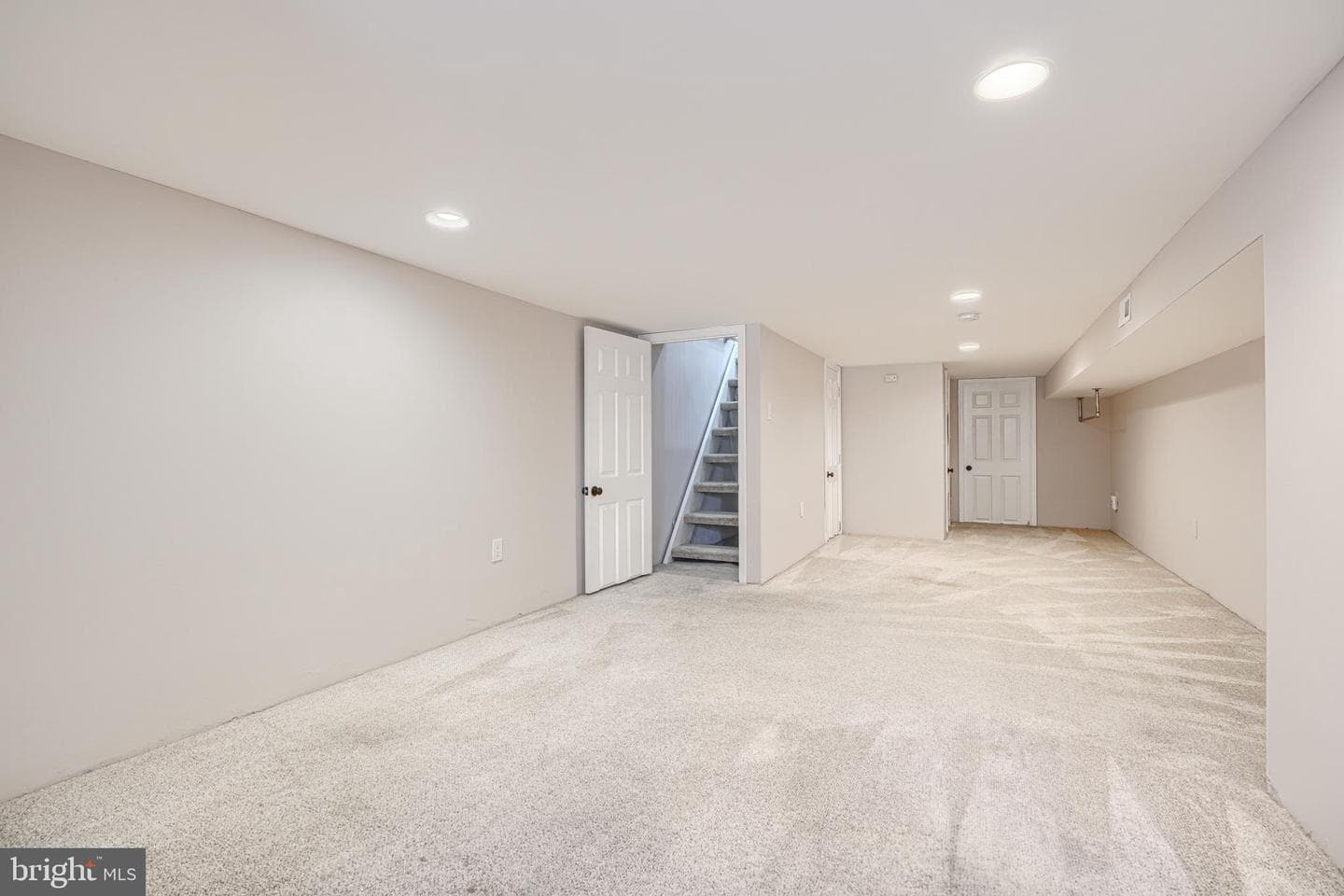135 W Ostend Street photo 34
