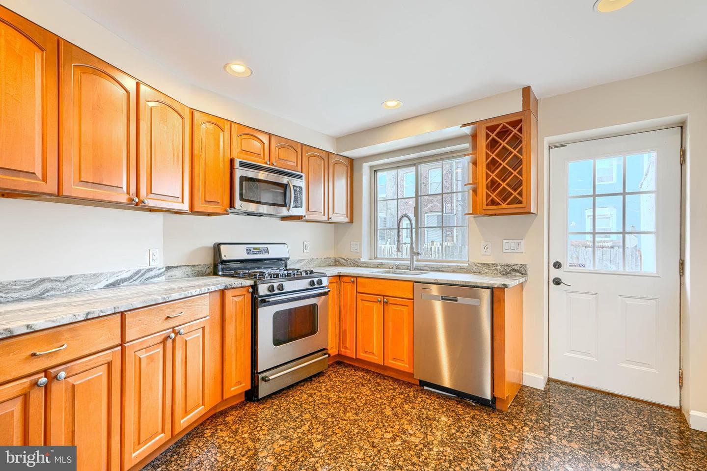 135 W Ostend Street photo 9