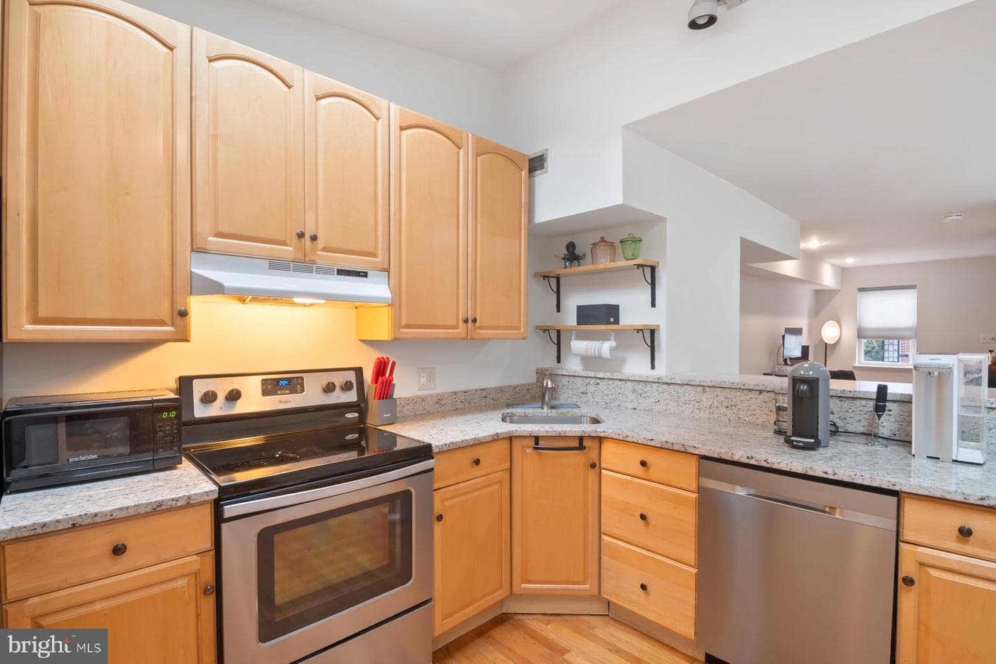 2526 Foster Avenue photo 11