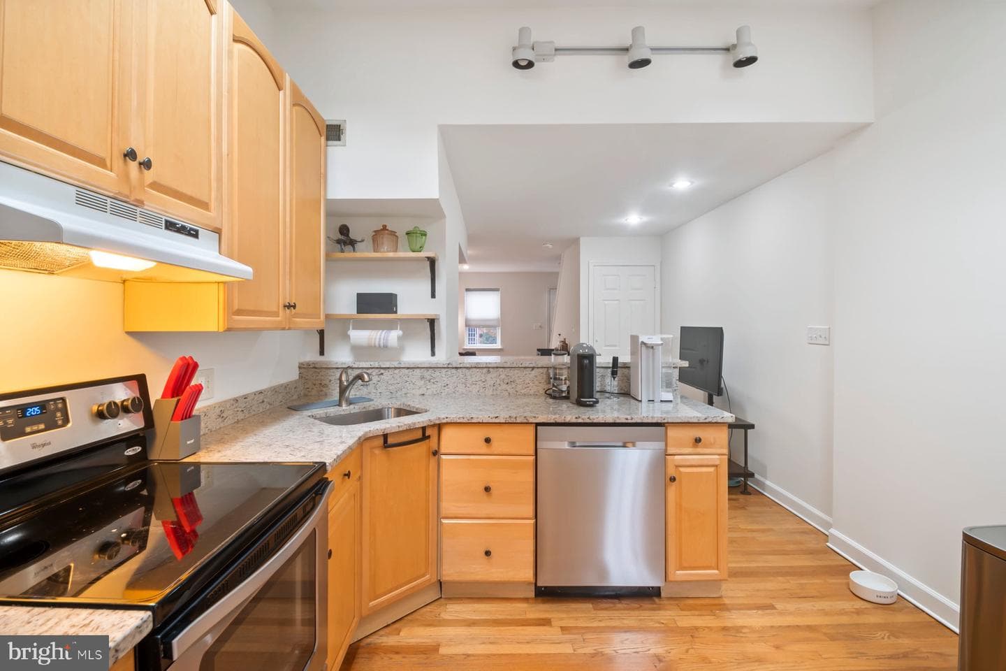 2526 Foster Avenue photo 12