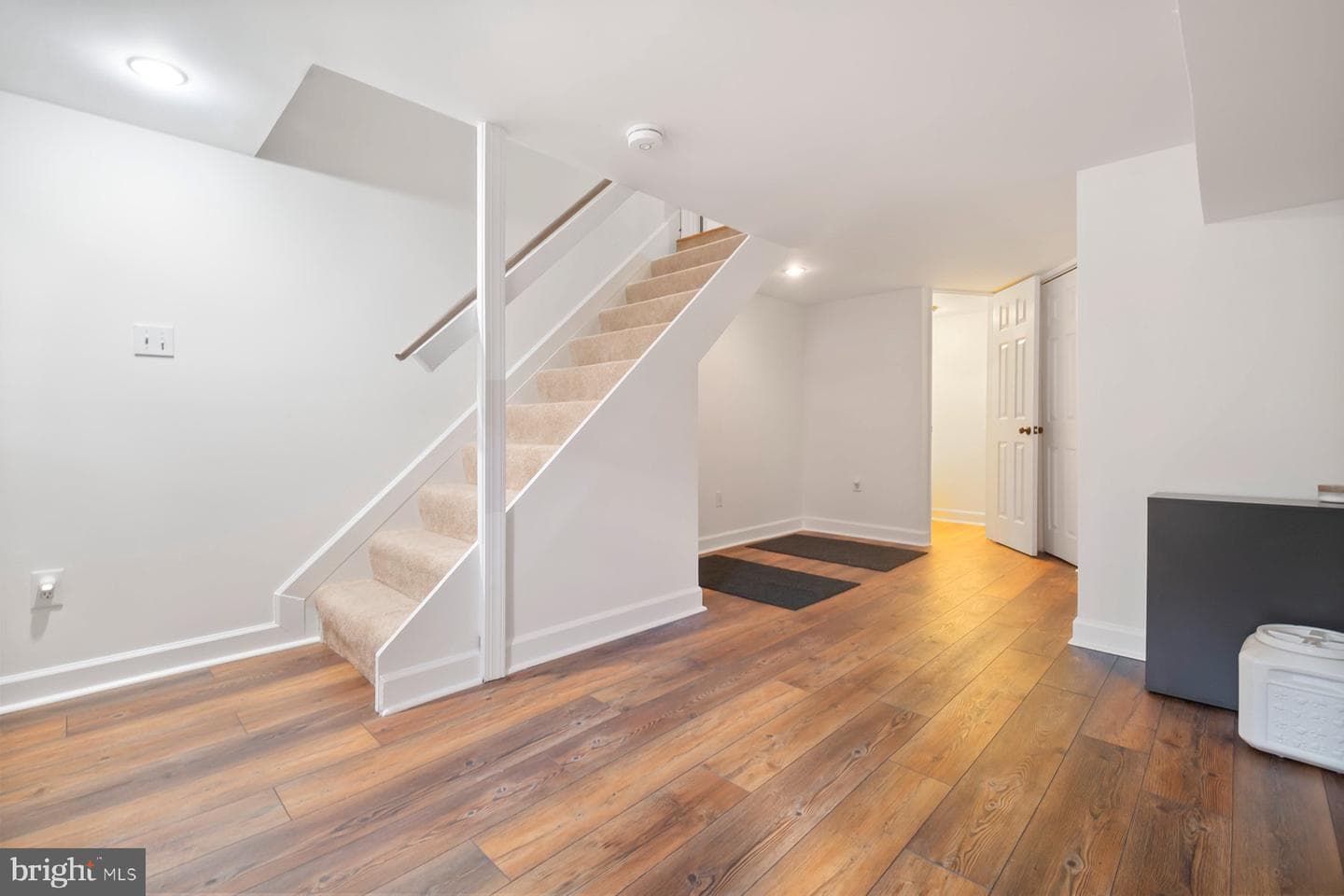 2526 Foster Avenue photo 15