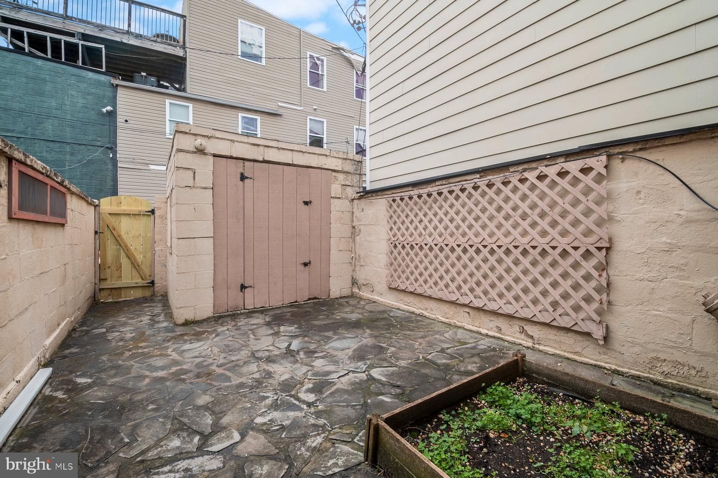 2526 Foster Avenue photo 22