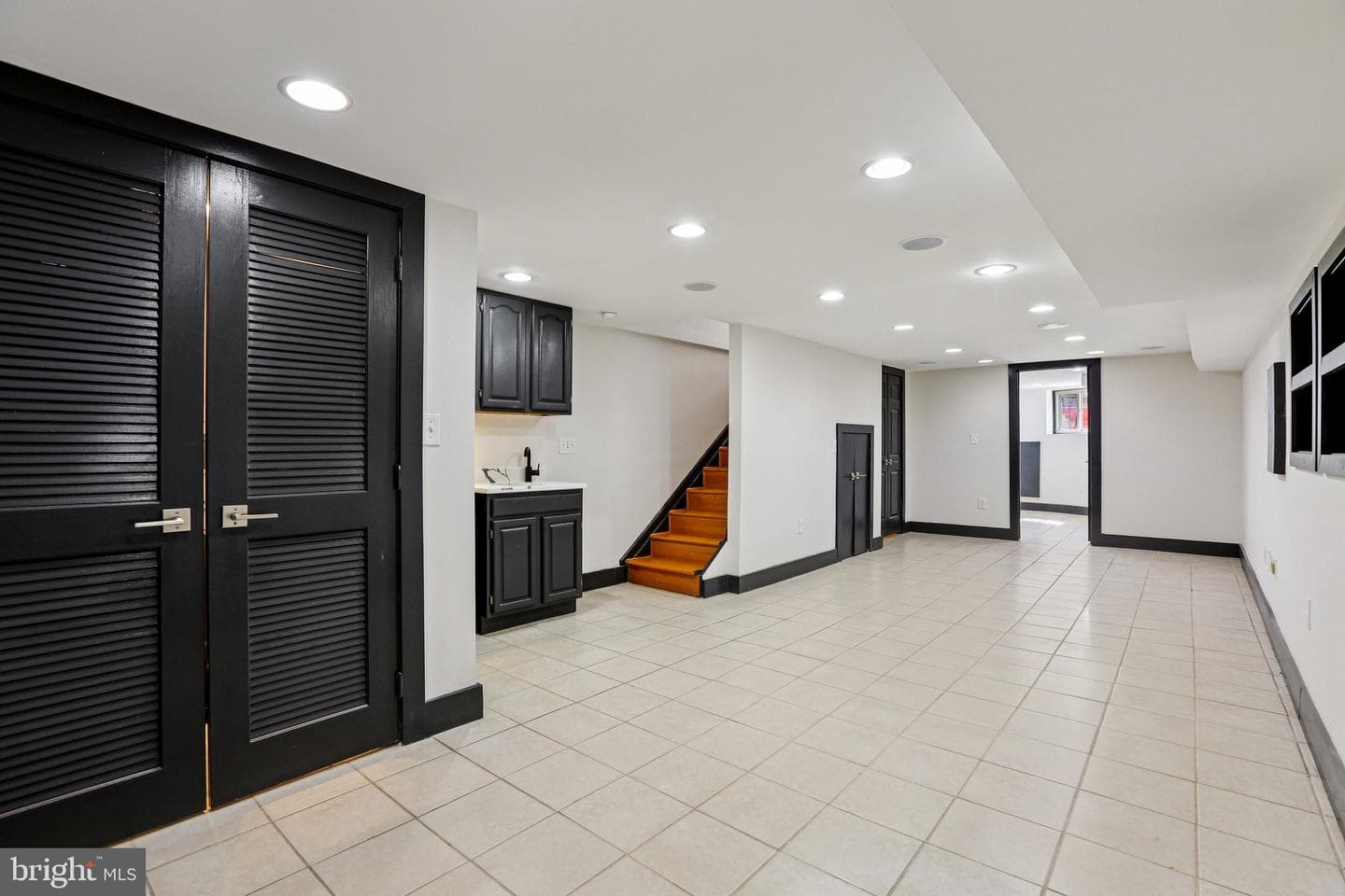 914 Newington Avenue photo 32