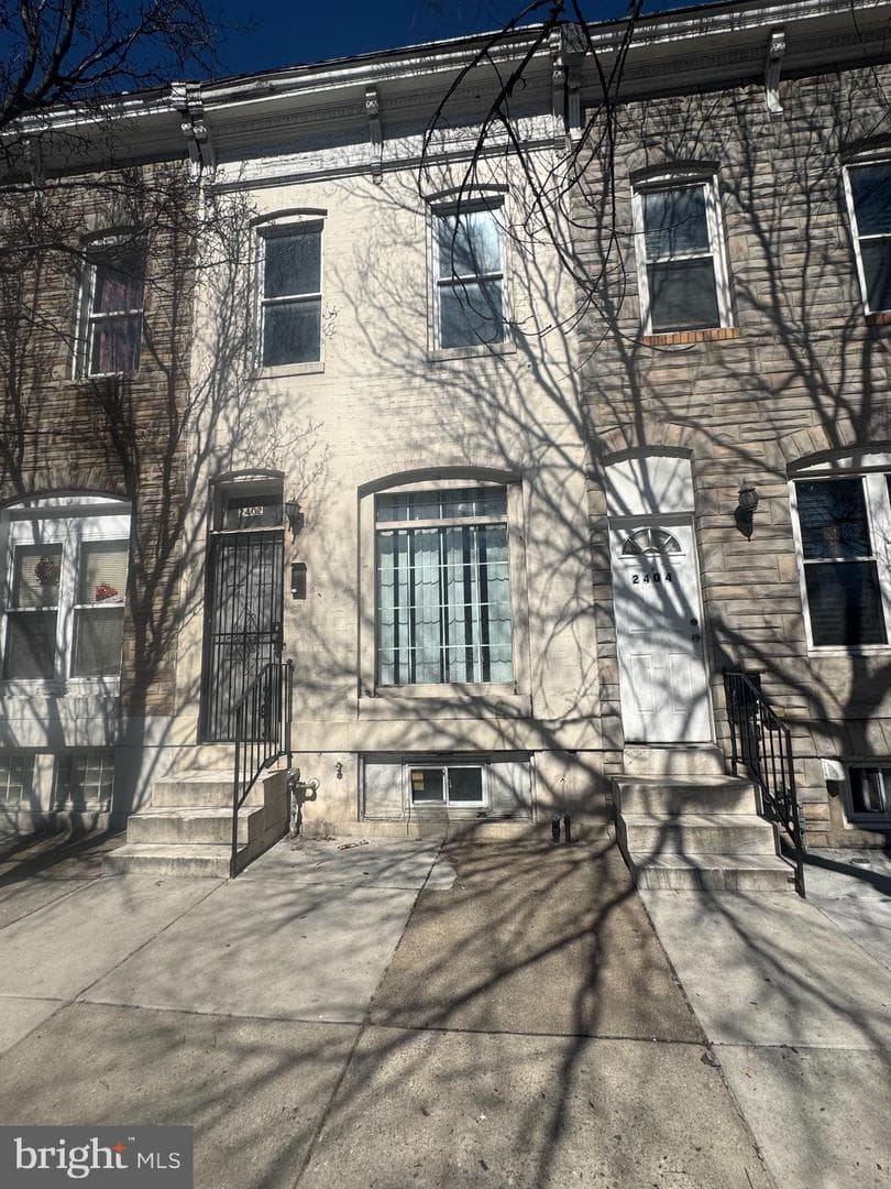 2404 E Madison Street photo 1