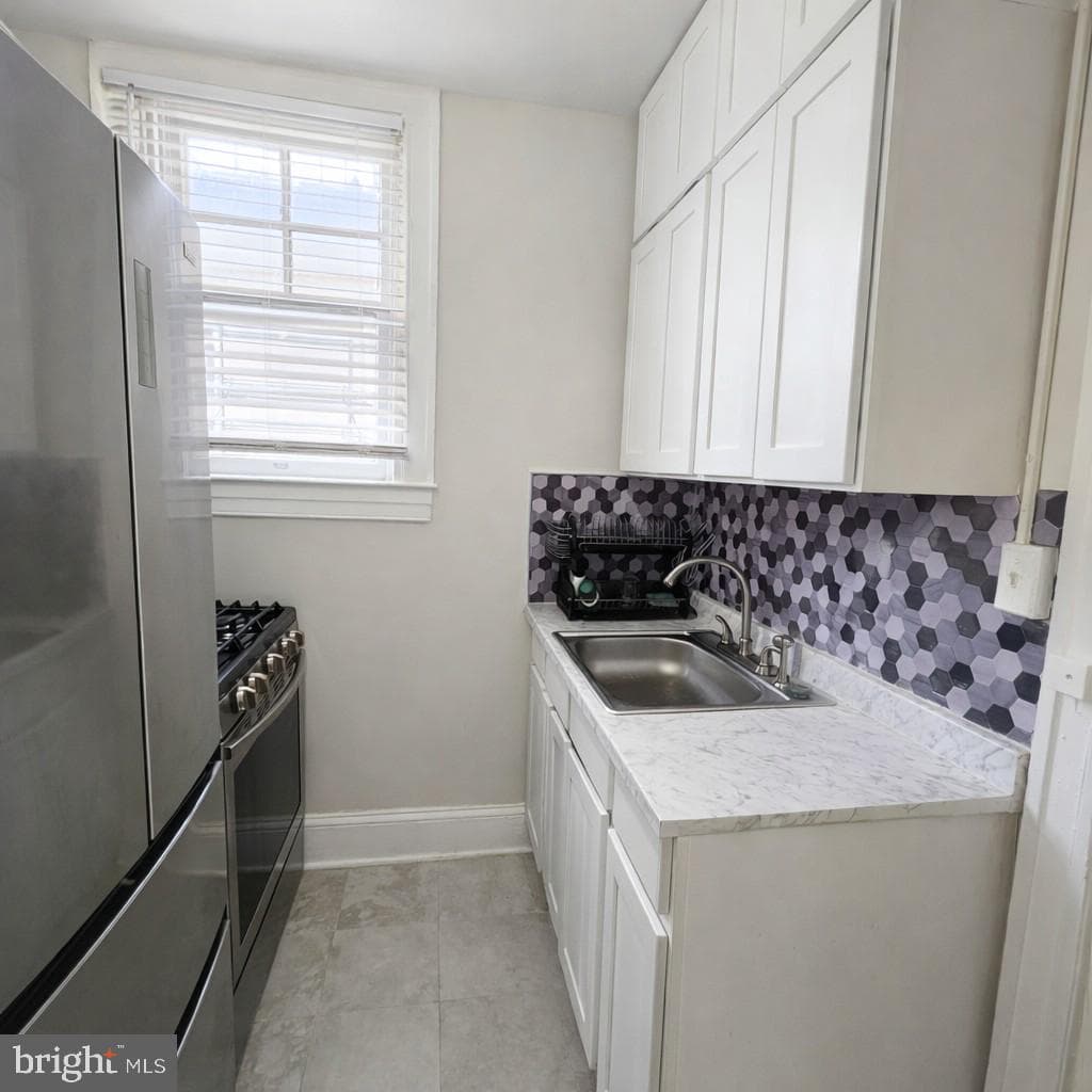 658 Dumbarton Avenue photo 11