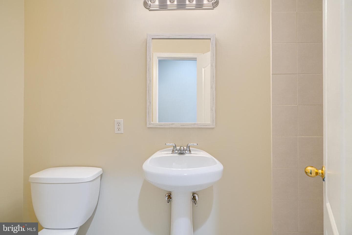 817 W Cross Street photo 19