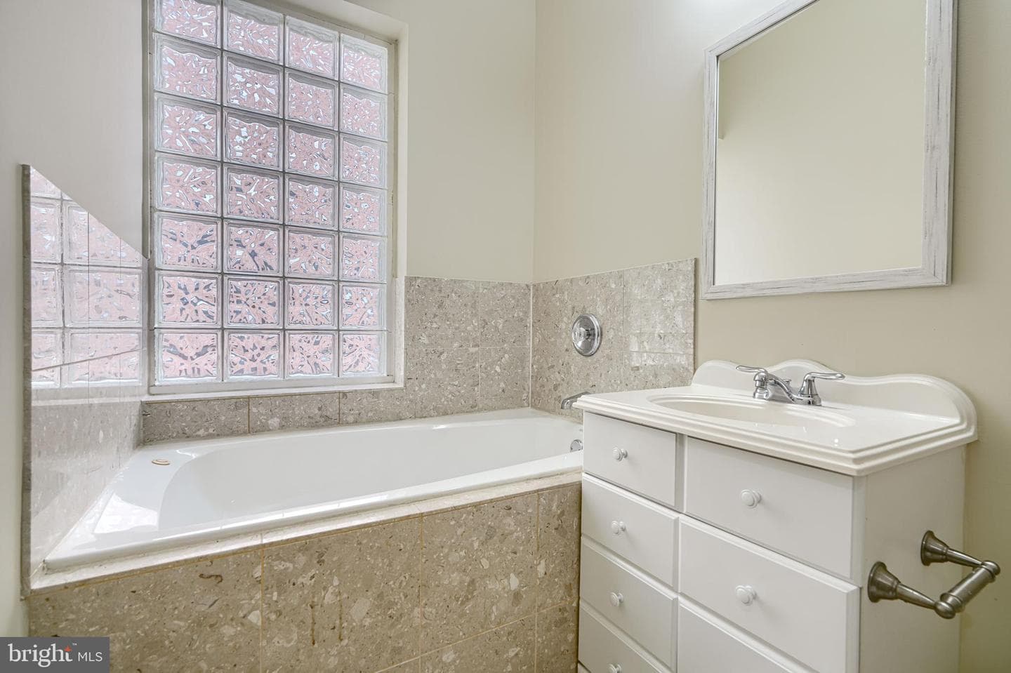 817 W Cross Street photo 24