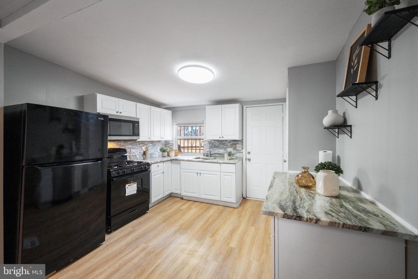 1028 W Cross Street photo 3